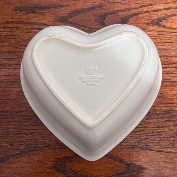 Pfaltzgraff Yorktowne Pattern Heart-Shaped Ceramic Bowl. - Picture 3 of 8